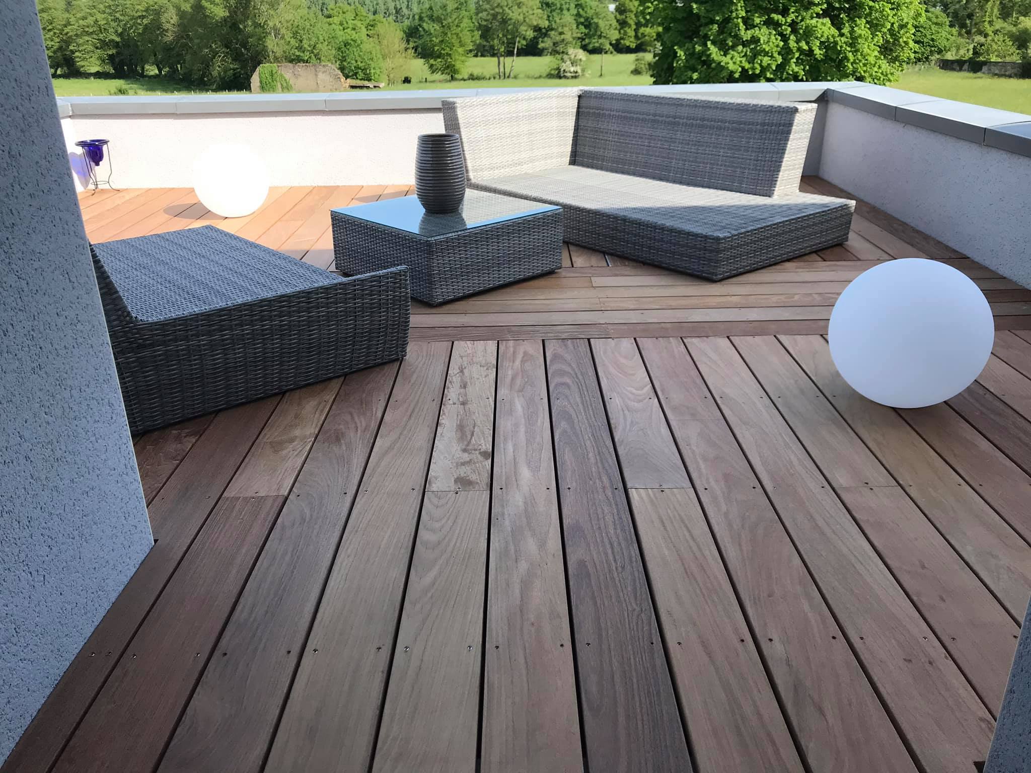 terrasse avec salon de jardin